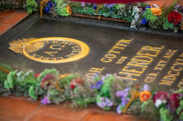 Festlich geschmückt war das Grab Johann Gottfried Herds in der Stadtkirche Weimar. | Foto: Maik Schuck