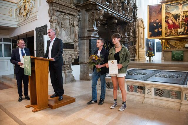 Dirk Wendelmuth (2. v.l.) hob in seinen Dankesworter herovr, dass der Kinder- und Jugendzirkus ohne das Herzblut vieler Ehrenamtlicher und die gute Gemeinschaft in Weimar nicht möglich wäre.  | Foto: Maik Schuck