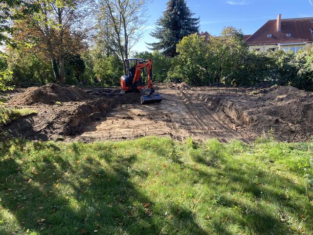 Baustelle Paradiesgarten: Mit Hilfe eines Baggers wurde der alte Aushub flächiger verteilt.  | Foto: Anne Sommer