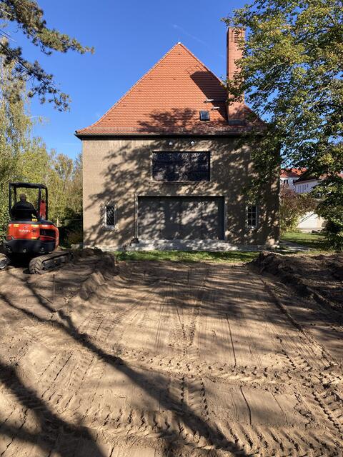 Blick von der Gartenbaustelle zur Altarwand der Auferstehungskirche | Foto: Anne Sommer