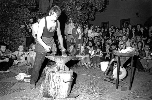 Rund 2.000 vorwiegend junge Leute hatten sich Stunden vorher auf dem ehemaligen Klostergelände eingefunden, um nach Einbruch der Dunkelheit dicht gedrängt zu verfolgen, wie ein Schmied von der PGH Stahlbau ein Schwert zu einer Pflugschar umschmiedete.
 
Mediennummer:
00182222
Aufnahmedatum:
 | Foto:  epd-bild / Bernd Bohm