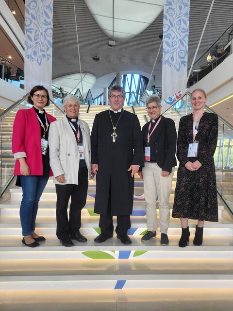 Die mitteldeutsche Delegation auf dem Weg in den Plenarsaal, (v.l.) Vikarin Julia Braband, Prädikantin Helga Fiek,   Landesbischof Friedrich Kramer, Pfarrerin Frauke Wurzbacher-Müller und Charlotte Frank. | Foto: Willi Wild