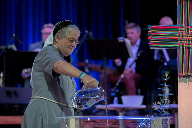 Schwester Nicole Grochowina beim Eröffnungsgottesdienst | Foto: LWB/Albin Hillert