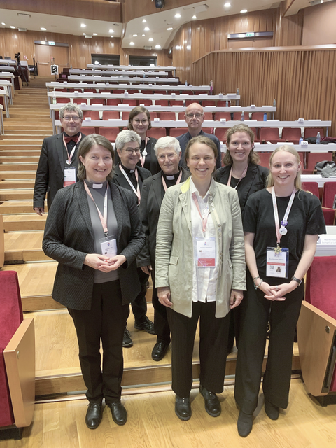 Ein Leib, ein Geist, eine Hoffnung: Die mitteldeutsche Delegation vereint im Plenarsaal, (v.l.) Landesbischof Friedrich Kramer, Superintendentin Ulrike Weyer, Pfarrerin Frauke Wurzbacher-Müller, Vikarin Julia Braband, Prädikantin Helga Fiek, Oberlandeskirchenrat Thilo Daniel, Synodenpräses Bettina Westfeld, Helena Funk und Charlotte Frank.  | Foto: Willi Wild