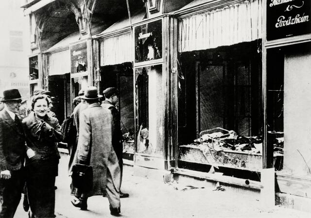In der Pogromnacht vom 09. auf den 10.11.1938 zerstörtes jüdisches Geschäft in Berlin (Foto vom 10.11.1938). | Foto: epd-bild / akg-images