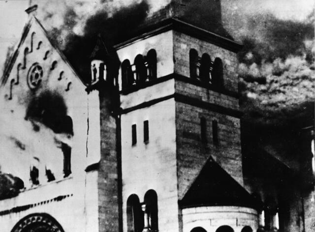 Brennende Synagoge in Baden-Baden am 09.11.1938. | Foto: epd-bild / akg-images