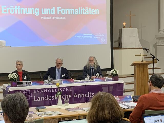 Synodenpräsidium (v.l.): Doris Berlin, Präses Christian Preissner und Pfarrer Andreas Müller  | Foto: Willi Wild 