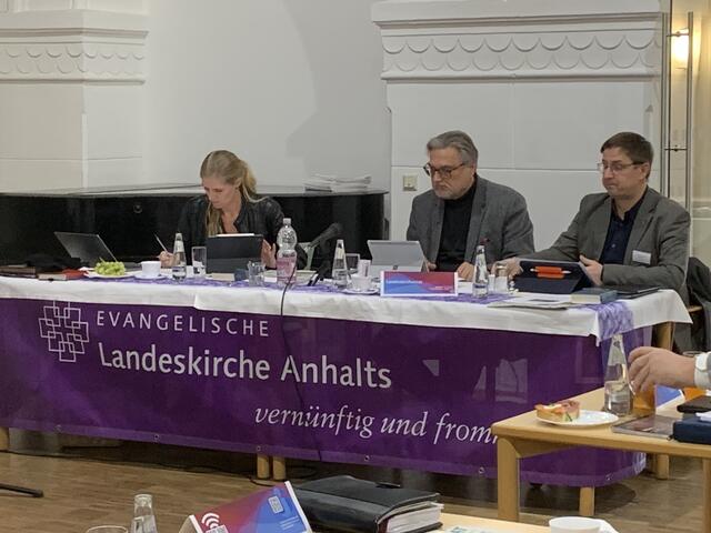 Kirchenleitung (v.l.): OKRin Franziska Bönsch, Kirchenpräsident Joachim Liebig und OKR Matthias Kopischke  | Foto: Willi Wild