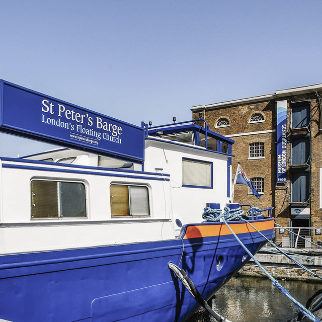 Wasserkirche
St. Peter: Der Schwimm-container liegt in der Canary Wharf in den Londoner Dockyards und dient seit 2003 als Kirchenschiff. | Foto: Foto: facebook.com/stpetersbarge