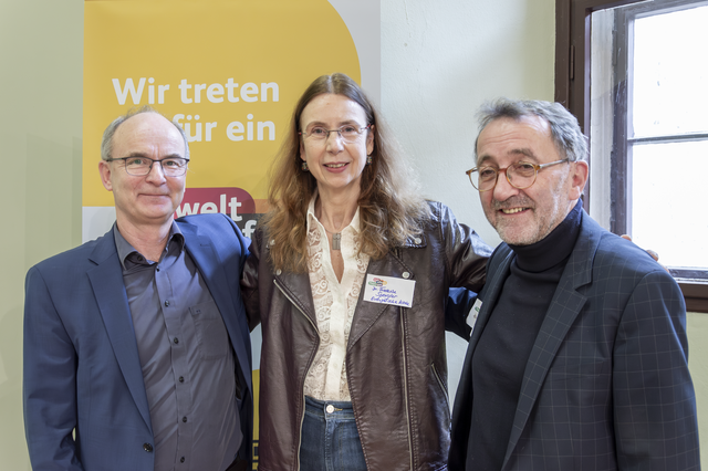 Schulterschluss: Regionalbischöfin Friederike Spengler, Weimars Superintendent Henrich Herbst und Diakonie-Geschäftsführer Klaus Scholtissek sind neben anderen als Vertreter von Kirche und Diakonie der Initiative beigetreten.  | Foto: Foto: Willi Wild 