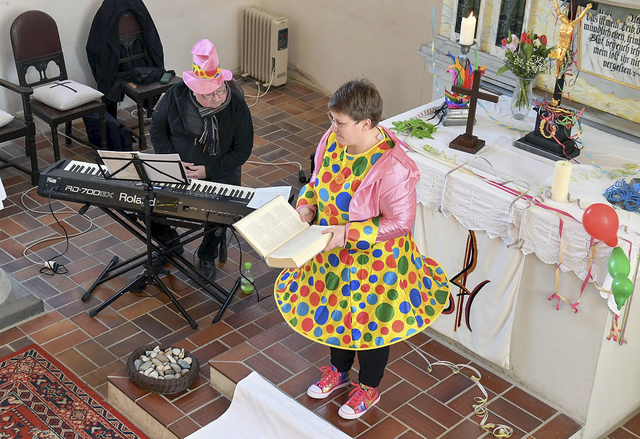Ungewöhnlich: Pfarrerin Marie-Luise Zott trug statt Talar ein buntes Kostüm. Auch Organist Frank Werner hatte sich verkleidet. | Foto: Veit Rösler