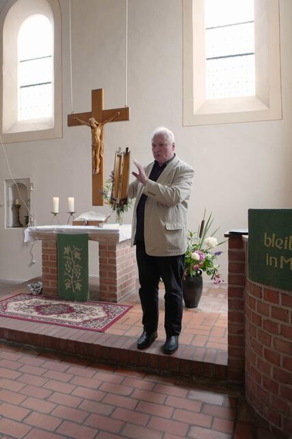 Orgelsachverständiger und Kantor Werner Jankowski brachte unterschiedliche Orgelpfeifentypen mit, die zum Teil - zur Veranschaulichung der Funktionsweise - aufgeschnitten sind.  | Foto: Kirchenkreis Egeln