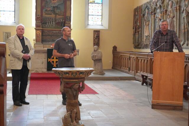 Gemeinsam begrüßten (v.l.n.r) Orgelsachverständiger und Kantor Werner Jankowski, Kantor Carsten Miseler und Pfarrer Björn Teichert die Radwanderer in Barby. | Foto: Kirchenkreis Egeln
