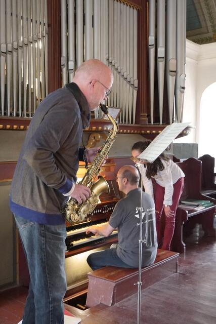 Erik Stolte mit Saxophon, Kantor Carsten Miseler und Nachwuchsorganistin Jette Elisabeth Bohse auf der Empore der Dorfkirche von Groß Rosenburg. | Foto: Kirchenkreis Egeln
