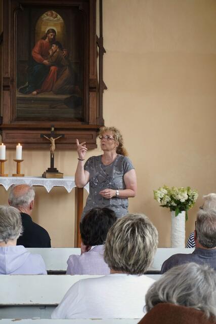 Annette Dunkel aus Werkleitz erzählte in Tornitz und ihrer Heimatkirche etwas zur Geschichte der Gotteshäuser.  | Foto: Kirchenkreis Egeln