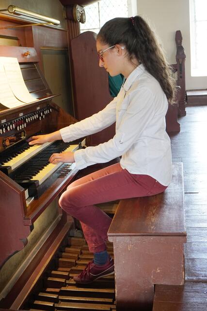 Nachwuchsorganistin Jette Elisabeth Bohse spielte in der Rosenburger Dorfkirche. | Foto: Kirchenkreis Egeln