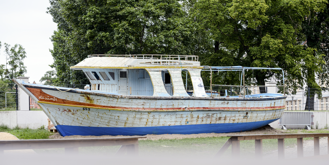 Nicht seetüchtig: Mit Holzbooten wie diesem schicken Schlepperbanden Flüchtlinge auf die Fahrt ins Ungewisse. Dieses Flüchtlingsboot war 2017 Teil der Weltausstellung Reformation in Wittenberg. Das Boot landete 2013 mit 244 libyschen Geflüchteten an der Küste der italienischen Insel Sizilien an. | Foto: epd-bild/Jens Schlüter