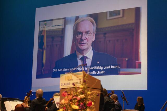 Grüße aus dem Nachbarland: Sachsen-Anhalts Ministerpräsident Dr. Rainer Haseloff (CDU) überbrachte seine Grüße in einer Videobotschaft. Bildungsministerin Eva Feußner (CDU) vertrat im DNT die Landesregierung Sachsen-Anhalt.  | Foto: Paul-Philipp Braun 