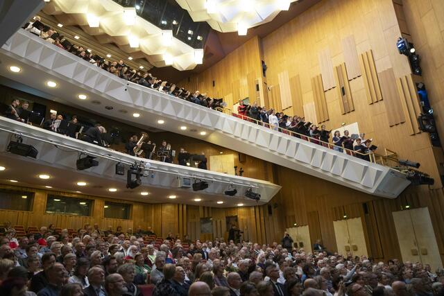 Großes Haus: Im Deutschen Nationaltheater fand der Festakt zu 100 Jahren Glaube+Heimat statt. 350 Gäste im Parkett, 30 Blechbläser des Auswahlchores des EKM-Posaunenwerks unter der Leitung von Landesposaunenwart Frank Plewka im 1. Rang und über 100 Sängerinnen und Sänger der Erfurter Augustiner Kantorei und des Weimarer Bachchores im 2. Rang. - Zu Anfang erklang das große Halleluja aus Händels Messias.   | Foto: Paul-Philipp Braun 