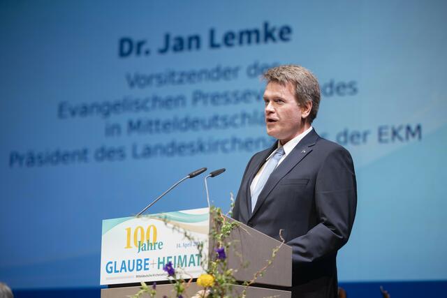 Herausgeber: Dr. Jan Lemke, der Vorsitzende des Evangelischen Presseverbandes in Mitteldeutschland und Präsident des Landeskirchenamtes der EKM begrüßt die Leser und Gäste.  | Foto: Paul-Philipp Braun 