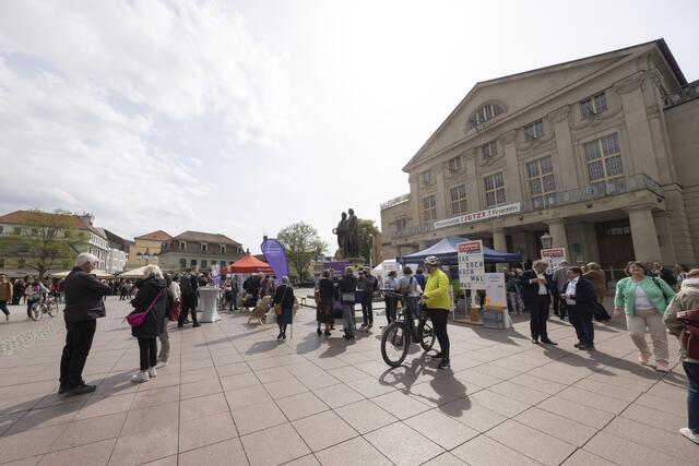 Die Stände beim Markt der Möglichkeiten auf dem Weimarer Theaterplatz  | Foto: Paul-Philipp Braun 
