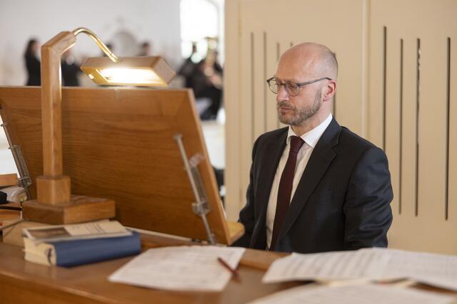 Kirchenmusikdirektor Johannes Kleinjung an der Orgel. Er leitet die Evangelische Singschule Weimar, die mit ihrem Gesang den Gottesdienst musikalisch umrahmten sowie der große Auswahlchor des EKM-Posaunenwerks unter der Leitung von Landesposaunenwart Frank Plewka.  | Foto: Paul-Philipp Braun 