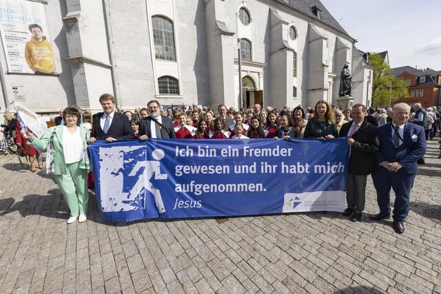 Friedensprozession: Nach dem Festgottesdienst ging es vom Herderplatz zum Theaterplatz ins Deutsche Nationaltheater zum Festakt | Foto: Paul-Philipp Braun 