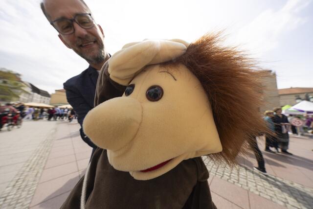 Bruder Franz mit seiner Stimme (Thomas Kratsch) auf dem Theaterplatz in Weimar.  | Foto: Paul-Philipp Braun 