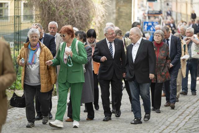 Die Festgemeinde auf dem Weg von der Herderkirche zum Theater | Foto: Maik Schuck