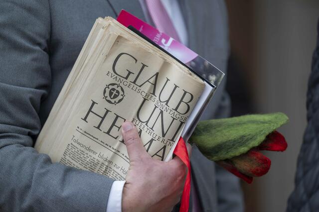 Ein Gast übergab seine Sammlung an historischen Ausgaben der Kirchenzeitung an Chefredakteur Willi Wild  | Foto: Maik Schuck