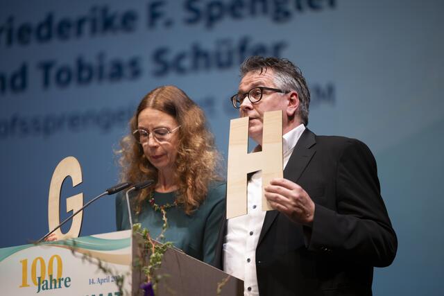 Spezielle Grüße mit G&amp;H überbrachten Regionalbischöfin Dr. Friederike Spengler und Regionalbischof Tobias Schüfer.  | Foto: Paul-Philipp Braun 