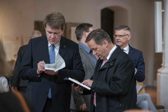 Dr. Jan Lemke, der Vorsitzende des Evangelischen Presseverbandes in Mitteldeutschland und Willi Wild, Chefredakteur von Glaube+Heimat treffen letzte Absprachen vor dem Festgottesdienst  | Foto: Maik Schuck