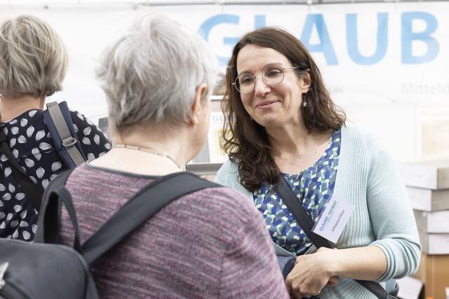 Johanna Ozou von der Kirchenzeitung im Gespräch mit einer Leserin | Foto: Paul-Philipp Braun 