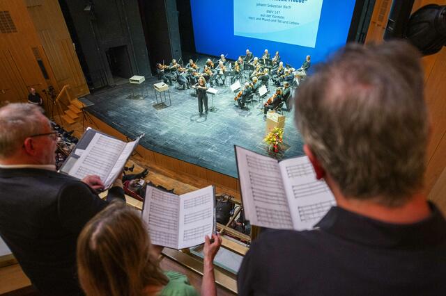 Über 100 Sängerinnen und Sänger schmettern das große Halleluja aus Händels Messias  | Foto: Maik Schuck