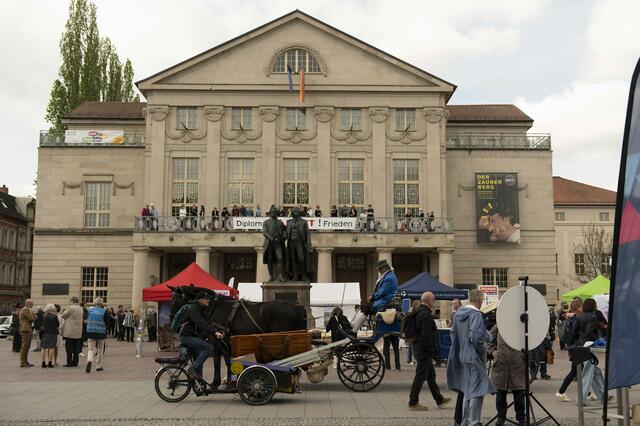 Gleich gehts los: Um 12 Uhr startete der Festakt im Großen Haus des Deutschen Nationaltheaters | Foto: Maik Schuck