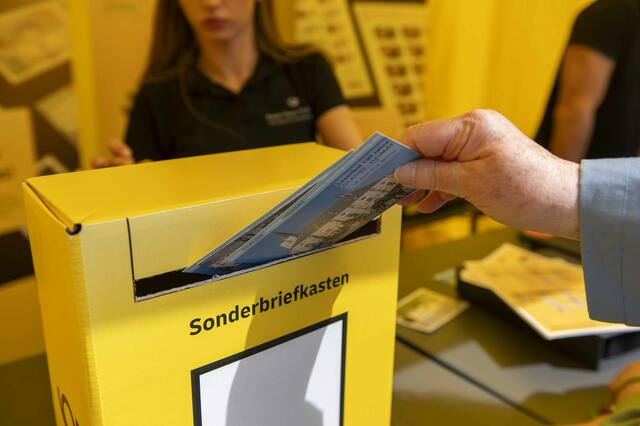 Von der Post gab es eine Sonderpostkarte, Sonderpoststempel und Sonderbriefkasten  | Foto: Maik Schuck