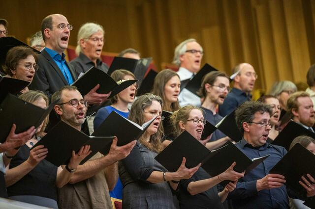 Experiment geglückt: Erstmals haben über 100 Sänger im 2. Rang, 30 Blechbläser im 1. Rang, das Orchester auf der Bühne sowie das Publikum im Parkett gemeinsam gesungen und musiziert - Gänsehaut-Moment  | Foto: Maik Schuck