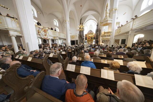 Gut besetzt: Die Stadtkirche St. Peter und Paul, auch Herderkirche genannt, beim Festgottesdienst anlässlich 100 Jahren Glaube+Heimat.  | Foto: Paul-Philipp Braun 