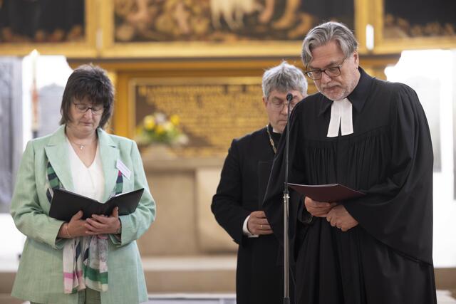 Fürbitten: (v.l.) Ramona Schurig von der Redaktion der Kirchenzeitung, Landesbischof Friedrich Kramer und Kirchenpräsident i.R. Joachim Liebig | Foto: Paul-Philipp Braun 