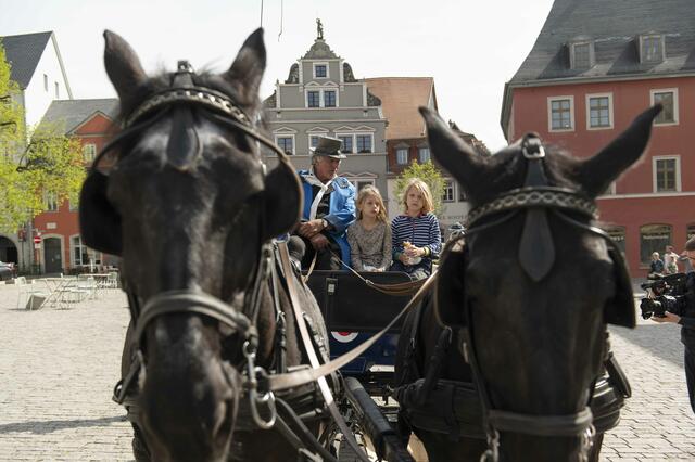 Auch eine Postkutsche stand vor der Herderkirche bereit. Kutscher Gunther Grobe und seine Pferde waren umlagert.  | Foto: Maik Schuck