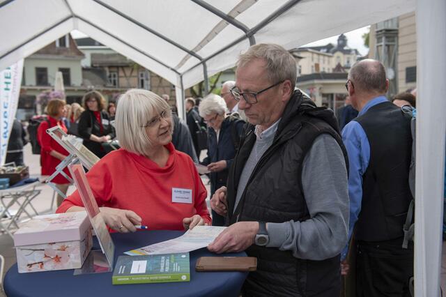Gerlint Buchwald von der Kirchenzeitung im Gespräch mit einem Leser  | Foto: Maik Schuck