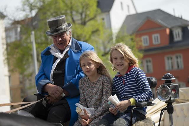 Festkutsche: Der Weimarer Kutscher Gunter Grobe ließ es sich nicht nehmen die zukünftigen Leserinnen auf dem Kutschbock zum Leserfest zu kutschen. 
 | Foto: Maik Schuck