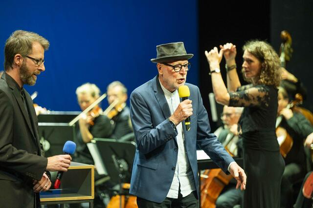 Der Komponist und Sänger Siegfried Fietz und sein Sohn Oliver sangen gemeinsam mit Landeskirchenmusikdirektorin Ingrid Kasper „Von guten Mächten“.   | Foto: Maik Schuck