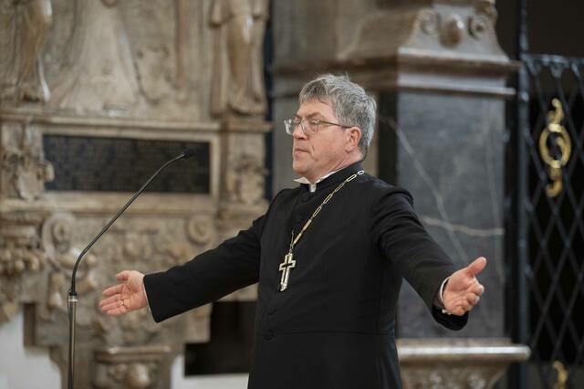 Segen: Landesbischof Friedrich Kramer | Foto: Maik Schuck