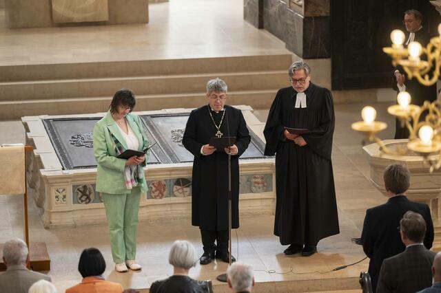 Fürbitte: Redaktionsassistentin Ramona Schurig (v.l.), Landesbischof Friedrich Kramer und Anhalts Kirchenpräsident i.R. Joachim Liebig | Foto: Maik Schuck