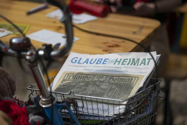 Abgefahren: Die Lektüre für daheim liegt schon im Fahrradkorb.  | Foto: Maik Schuck