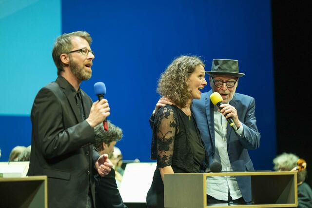 Der Komponist und Sänger Siegfried und sein Sohn Oliver sangen gemeinsam mit Landeskirchenmusikdirektorin Ingrid Kasper „Von guten Mächten“.   | Foto: Maik Schuck