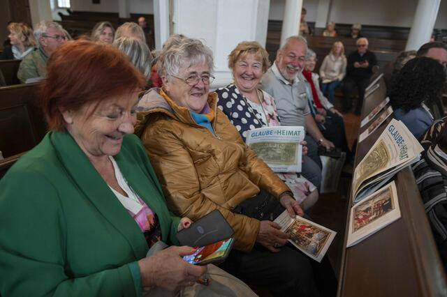 Jubel zum Jubiläum: Noch vor dem Gottesdienst vertiefen sich die Besucher in die Lektüre der G+H.  | Foto: Maik Schuck