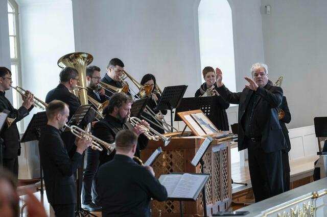 Kraftvoll – ohne Verstärkung 
Der Auswahlchor des Posaunenwerks der EKM unter der Leitung von Landesposaunenwart Frank Plewka (r.) leiteten den Festgottesdienst musikalisch ein. 
 | Foto: Maik Schuck