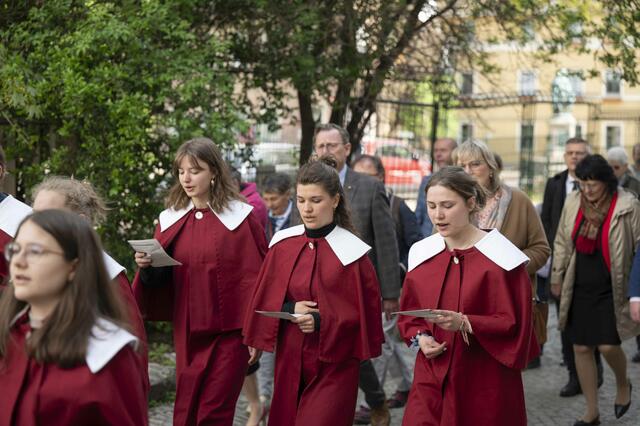 Die Evangelische Singschule Weimar führte mit Friedensliedern den Festumzug zum Theaterplatz an.  | Foto: Maik Schuck